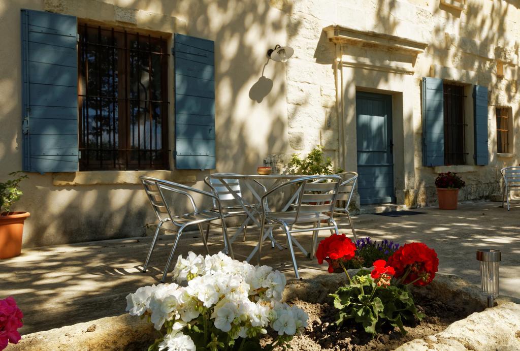 Le Mas D'Isnard Hotel Arles Exterior photo